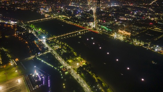 Sông Hương lung linh nhiệm màu cung đón 7 bước đi thanh tịnh của Đức Phật Thắp sáng 7 đóa sen lung linh, nhiệm màu trên dòng Hương