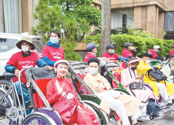 Xây dựng thương hiệu xích lô Huế Đoàn khách Thái Lan tham quan cố đô Huế bằng xích lô