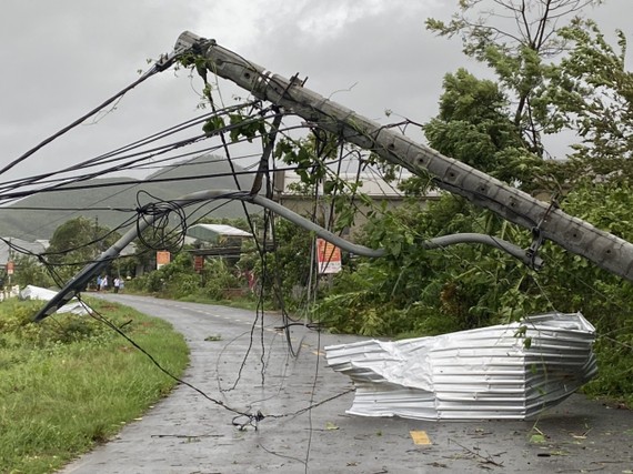 Cột điện tại Thừa Thiên - Huế bị đổ vì gió bão