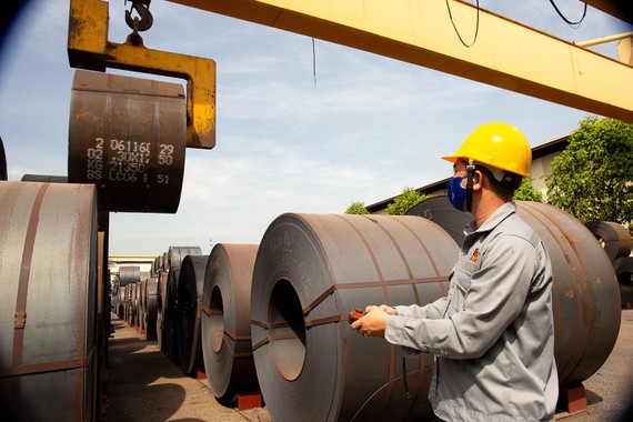 Doanh nghiệp “ăn đong” nguyên liệu Tôn nguyên liệu được nhập khẩu để sản xuất thành phẩm cung cấp cho thị trường