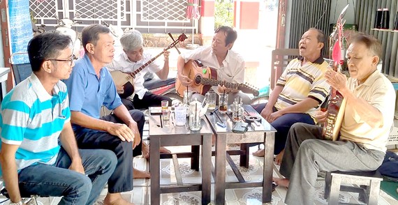 Trăm năm vọng lại tiếng đờn - Bài 2: Sức sống trăm năm, nỗi lòng hiện tại Sinh hoạt đờn ca tài tử tại nhà chú Trần Văn Biển, TP Cao Lãnh, tỉnh Đồng Tháp