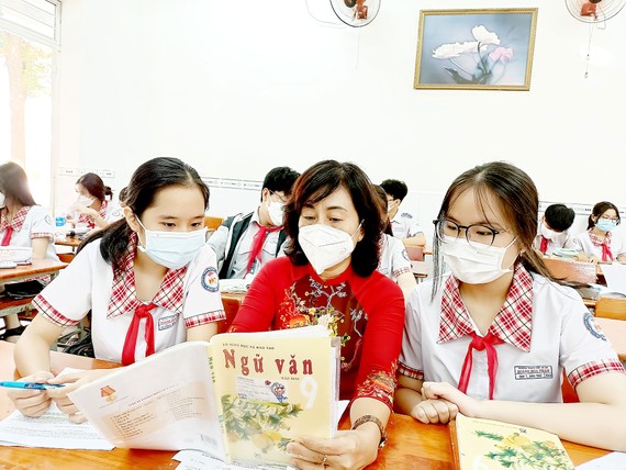 Tuyển sinh lớp 10: Nan giải bài toán chọn nguyện vọng Cô trò Trường THCS Hoàng Hoa Thám (quận Tân Bình, TPHCM) trong giờ học cuối tháng 4-2022. Ảnh: THU TÂM