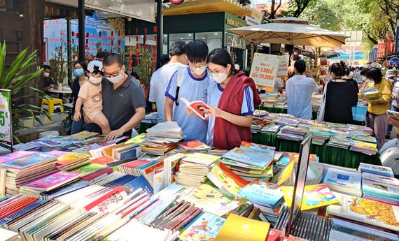 Sách hè cho thiếu nhi: Khẳng định vị thế sân nhà Bạn đọc thỏa thích lựa chọn sách tại Đường sách TPHCM