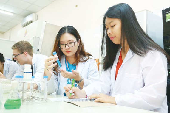 Nâng chất đào tạo sau đại học - Bài 1: Thực trạng đáng báo động Học viên cao học tại một trường đại học thực hành trong phòng thí nghiệm