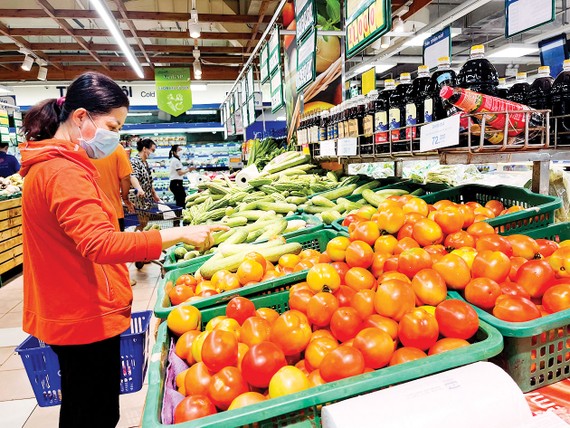 Quả trứng, bó rau tăng “hỗn” Người dân chọn mua thực phẩm tại siêu thị Co.opmart Nguyễn Kiệm (quận Phú Nhuận) chiều 13-6