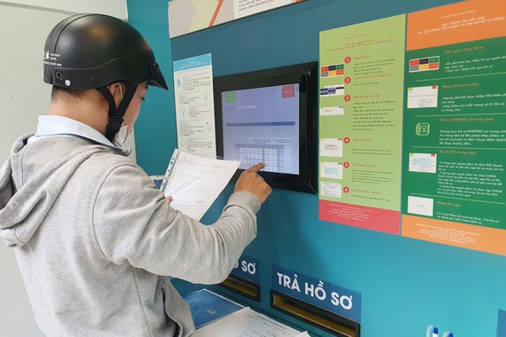 Thủ tục hành chính trực tuyến: Thuận tiện, dễ thực hiện Người dân nộp hồ sơ trực tuyến tại “ATM hồ sơ” ở quận 6, TPHCM Ảnh: NGÔ BÌNH
