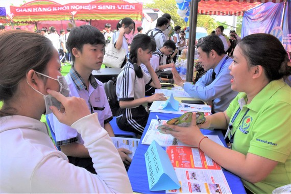 Tuyển sinh trường nghề: Mừng ít, lo nhiều Học sinh tham gia ngày hội tư vấn tuyển sinh tại Trường Cao đẳng Quốc tế TPHCM