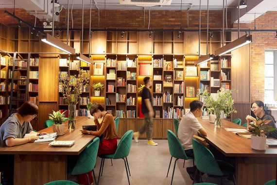 “Nghỉ việc trong im lặng” và khoảng cách gen Z Bạn trẻ chuẩn bị tâm thế thoải mái trước khi tìm thấy sự hòa hợp ở môi trường làm việc tập thể. Ảnh: NAM THI HOUSE