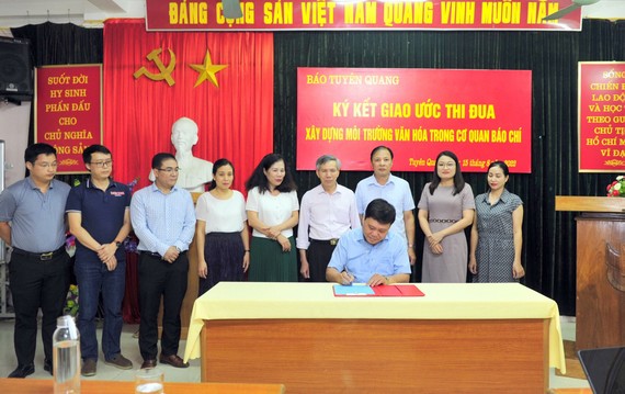Ngăn chặn tình trạng “báo hóa” tạp chí - Bài 3: Làm triệt để, tránh “đánh trống bỏ dùi” Các chi hội, liên chi hội báo chí tỉnh Tuyên Quang ký giao kết thi đua xây dựng môi trường văn hóa trong cơ quan báo chí