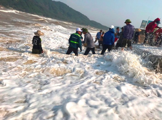 Chủ động ứng phó bão số 6 Gia cố kè biển Cẩm Nhượng (huyện Cẩm Xuyên, tỉnh Hà Tĩnh) bị sạt lở chiều 18-10. Ảnh: DƯƠNG QUANG