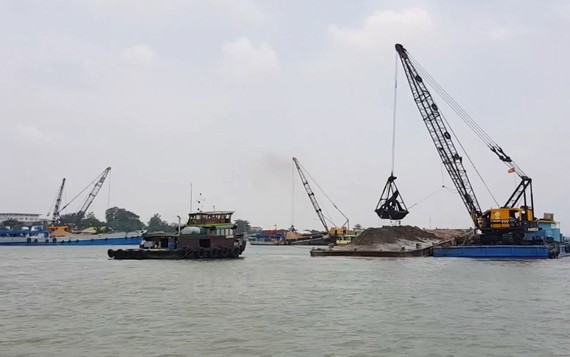 ĐBSCL trong cơn “khát” cát xây dựng Vận chuyển cát bằng sà lan ở thị xã Tân Châu (tỉnh An Giang). Ảnh: QUỐC BÌNH