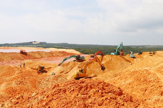 Hệ lụy từ hàng loạt dự án khai thác titan Mỏ titan Nam Suối Nhum (tỉnh Bình Thuận), nơi xảy ra sự cố sập bãi thải sau tuyển quặng titan làm 4 người chết