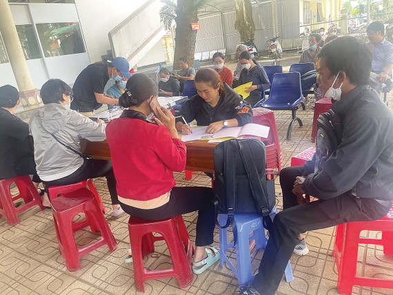 Long đong sổ đỏ - Bài 1: Dân khó, “cò” dễ “Cò” viết hồ sơ cho người dân làm sổ đỏ dịch vụ ngay trước Phòng một cửa UBND huyện Bảo Lâm, tỉnh Lâm Đồng