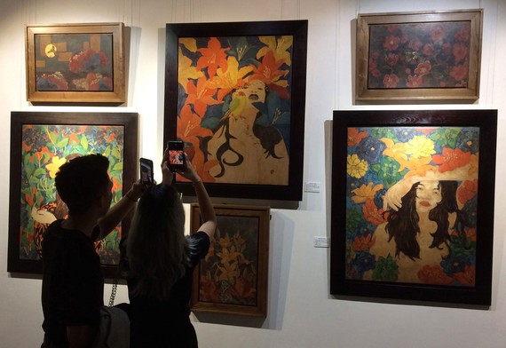 Cách tân sơn mài Khách tham quan triển lãm Nàng thơ trải nghiệm chuyển động của tranh sơn mài trên điện thoại