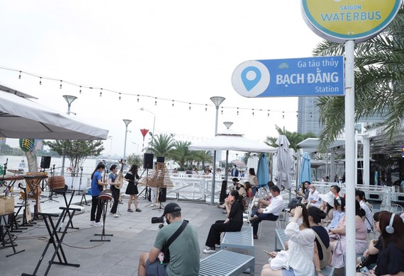 Khung trời gen Z Khu vực nhà ga bến tàu thủy Bạch Đằng thu hút nhiều bạn trẻ vì không gian thoải mái, chương trình âm nhạc cộng đồng không thu phí