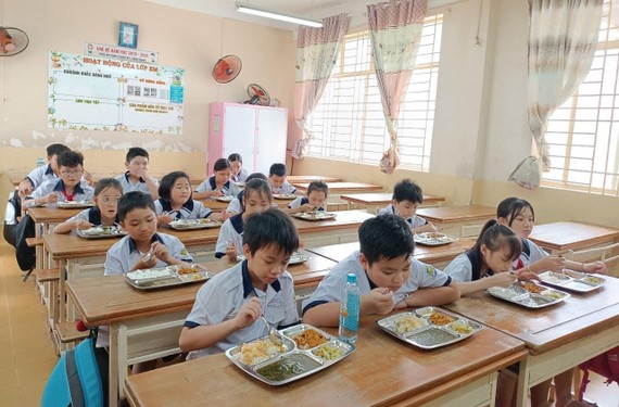 Trường Tiểu học Phan Đình Phùng (quận 3, TPHCM) đảm bảo chất lượng bữa ăn bán trú cho học sinh Ảnh: THU TÂM