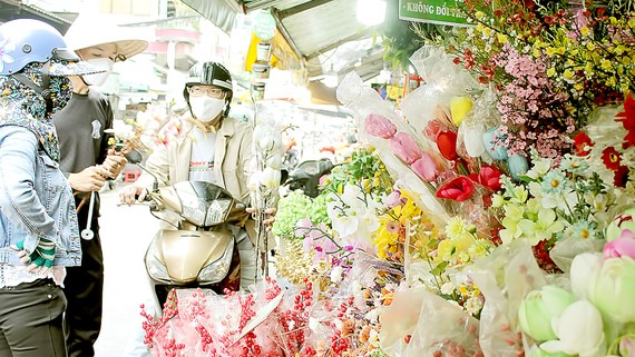 Thị trường Valentine: Sôi động đơn hàng trực tuyến Khách chọn mua hoa tươi tại chợ hoa Hồ Thị Kỷ chiều 13-2