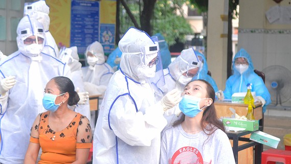 Xác định sống an toàn với biến thể Omicron Tầm soát Covid-19 cho người dân quận Bình Tân, TPHCM. Ảnh: CAO THĂNG