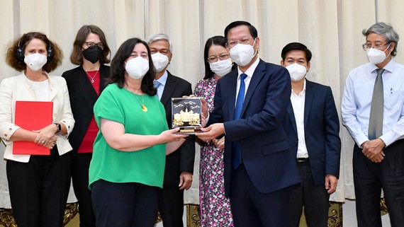 Chủ tịch UBND TPHCM Phan Văn Mãi tặng quà lưu niệm bà Manuela V. Ferro, Phó Chủ tịch Ngân hàng Thế giới phụ trách khu vực Đông Á và Thái Bình Dương. Ảnh: VIỆT DŨNG 