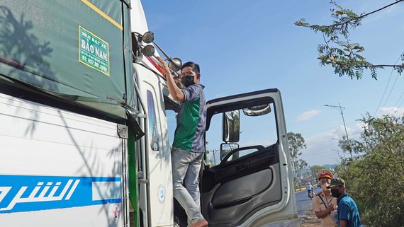 Nhức nhối vấn nạn “ô nhiễm” còi xe Người dân di chuyển trên quốc lộ 20, đoạn qua huyện Đức Trọng (Lâm Đồng) tháo gỡ còi hơi không đúng thiết kế xe, giao nộp cơ quan chức năng. Ảnh: ĐOÀN KIÊN