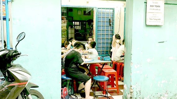 Lại nở rộ dạy thêm, học thêm Học sinh học thêm tại một địa chỉ trên địa bàn phường 4, quận Gò Vấp, TPHCM. Ảnh: TÂM HIỀN