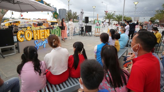 Những điểm hẹn cùng thành phố  Chương trình “Có hẹn với Sài Gòn” tổ chức tại Bến Bạch Đằng. Ảnh: DŨNG PHƯƠNG