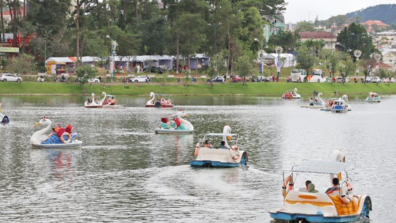Các điểm du lịch không “cháy” phòng Du khách ngắm cảnh trên hồ Xuân Hương, TP Đà Lạt trong ngày 1-5. Ảnh: ĐOÀN KIÊN