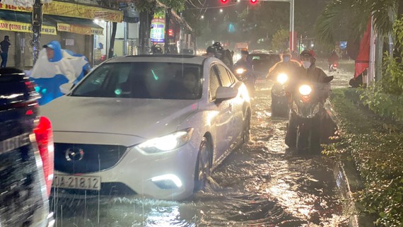 Đường Đồng Khởi, phường Tân Phong (TP Biên Hòa, Đồng Nai) bị ngập nước sau cơn mưa tối 4-5-2022. Ảnh: HOÀNG BẮC