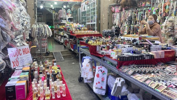 Mỹ phẩm trôi nổi len lỏi khắp nơi Một gian hàng mỹ phẩm tại chợ đêm H.T.T., quận Gò Vấp. Ảnh: BÙI TUẤN