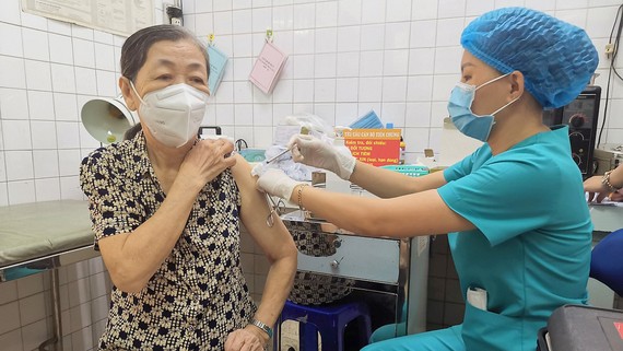 Biến thể BA.4 và BA.5 xâm nhập: Không chủ quan, mất cảnh giác Tiêm vaccine mũi nhắc lại để bảo vệ bản thân trước biến thể mới BA.4 và BA.5