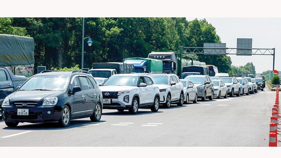 Thu phí không dừng: Tài khoản không đủ tiền chiếm 80% lỗi giao dịch Ô tô xếp hàng dài chờ qua trạm thu phí trên đường cao tốc Nội Bài - Lào Cai