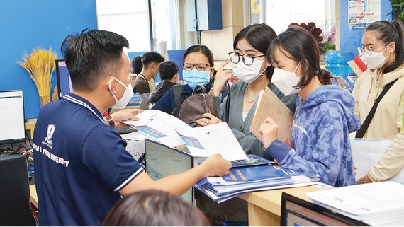 Thí sinh nộp hồ sơ xét tuyển tại Trường Đại học Nguyễn Tất Thành. Ảnh: CAO THĂNG