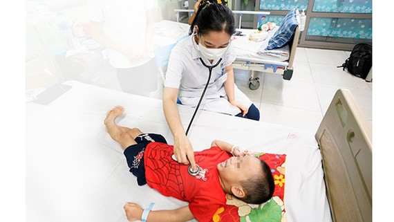 Tùy tiện bổ sung vitamin cho trẻ: Nguy hại sức khỏe Bác sĩ BV Nhi Trung ương thăm khám cho một bệnh nhi bị ngộ độc vitamin