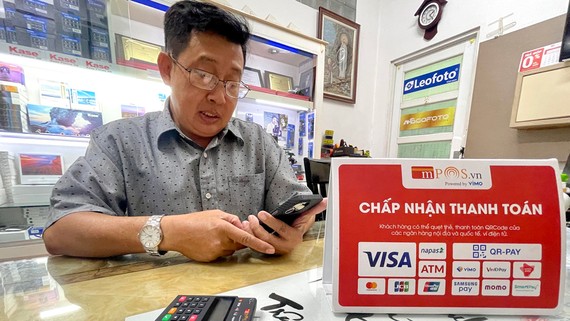 Không lấy hóa đơn, khách hàng chịu thiệt Sử dụng phương pháp thanh toán điện tử giúp lưu được giao dịch giữa người mua và người bán. Ảnh: HOÀNG HÙNG