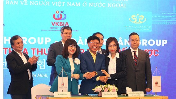 DN kiều bào và DN trong nước ký kết hợp đồng thương mại. Ảnh: HOÀNG HÙNG