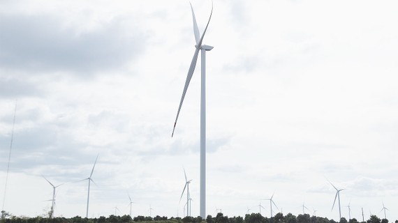 “Mắc cạn” điện mặt trời, điện gió - Bài 3: Điện gió… đói gió Dự án điện gió ở xã Bàu Cạn, huyện Chư Prông, tỉnh Gia Lai đã thi công xong nhưng chưa thể phát điện. ẢNH: HỮU PHÚC