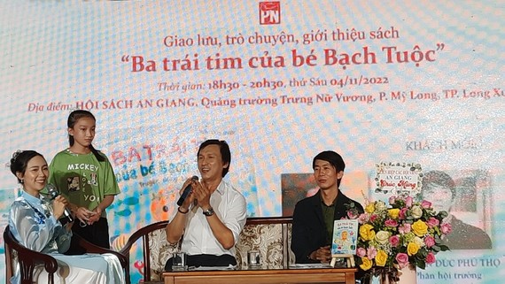 Nhà văn Trần Tùng Chinh giao lưu nhân dịp ra mắt tác phẩm Ba trái tim của bé Bạch Tuộc tại Hội sách An Giang mới đây 