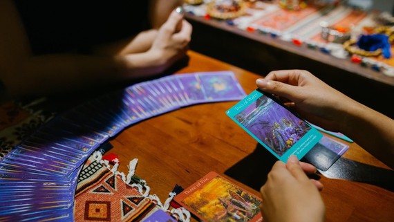 Tại tarot hay tại mình? Không ít bạn trẻ xem tarot để lắng nghe “tín hiệu từ vũ trụ”