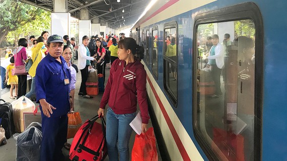 “Cháy” vé tàu, xe ngày giáp tết  Nhiều đoàn tàu đang được tăng cường để phục vụ hành khách từ TPHCM đi các tỉnh trong những ngày cuối năm