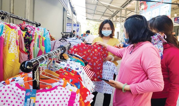 Chuẩn bị mọi nguồn lực chăm lo tết Năm nay, Phiên chợ công nhân nghĩa tình chăm lo công nhân sẽ được tổ chức theo hình thức trực tuyến. Ảnh: HỒNG HẢI