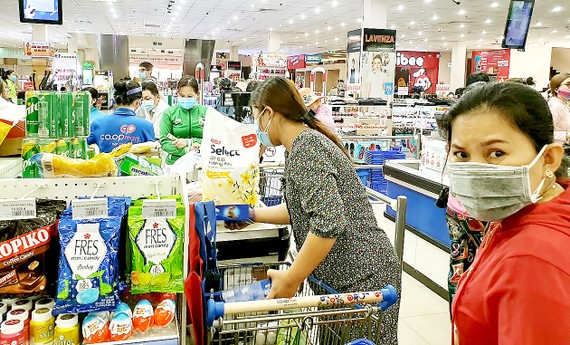 Hàng hóa phục vụ Tết Nguyên đán 2022 bắt đầu vào hệ thống phân phối của các siêu thị. Ảnh: Q.BÌNH