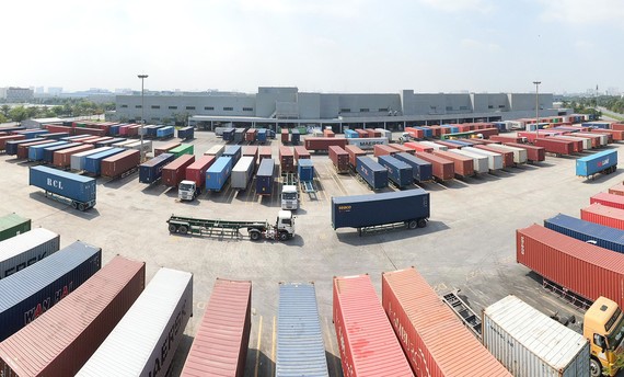 Xuất khẩu tăng, nhập siêu cũng tăng Đầy ắp container tại Khu Công nghệ cao (SHTP) chờ xuất khẩu. Ảnh: HOÀNG HÙNG