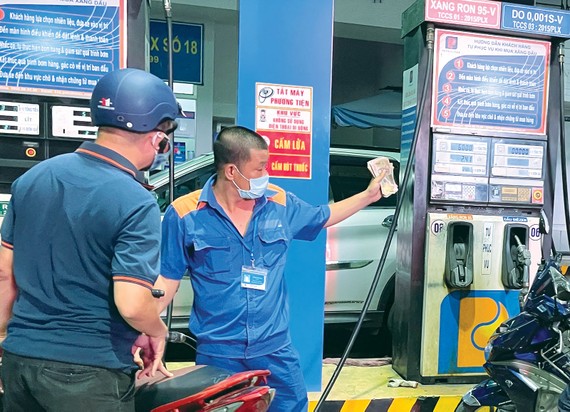 Bộ Công thương phải bảo đảm không để thiếu xăng dầu Người dân đổ xăng tại hệ thống Petrolimex trên địa bàn quận 5, TPHCM. Ảnh: HOÀNG HÙNG