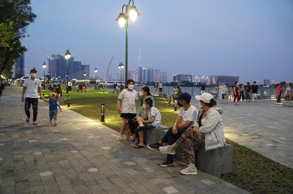 Công viên Bến Bạch Đằng: Vẻ đẹp hiện đại thu hút người dân, du khách Người dân, du khách chụp ảnh, tham quan Công viên Bến Bạch Đằng. Ảnh: HOÀNG HÙNG