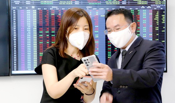 Thổi giá cổ phiếu bằng bánh vẽ Thị trường chứng khoán vẫn là kênh hút dòng tiền của số đông nhà đầu tư cá nhân (ảnh minh họa). Ảnh: HOÀNG HÙNG