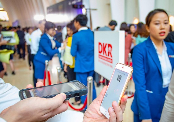 Ứng dụng di động… lên ngôi Điện thoại di động thông minh kết hợp những phần mềm tiện ích giúp thay đổi lối sống. Ảnh: HOÀNG HÙNG