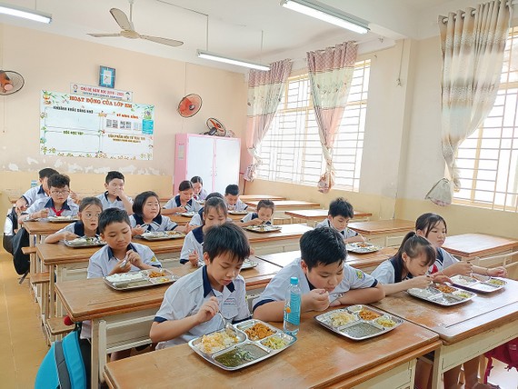 Học sinh Trường Tiểu học Phan Đình Phùng (quận 3) trong giờ ăn trưa ngày 2-3