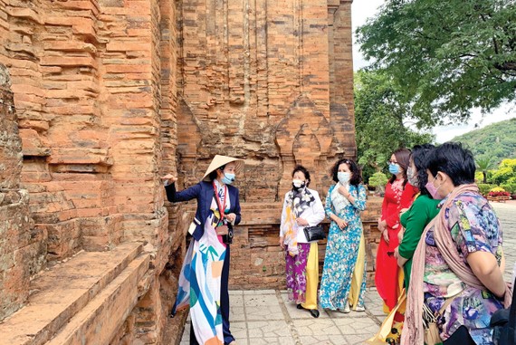 Mở cửa đón khách du lịch quốc tế: Còn lúng túng Du khách tham quan Tháp Bà Ponagar ở Nha Trang. Ảnh: QUỲNH ANH