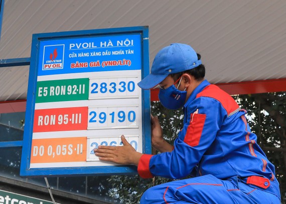Giá xăng dầu “hạ nhiệt”: Chưa như kỳ vọng Điều chỉnh giá bán lẻ xăng dầu tại Hà Nội chiều 21-3. Ảnh: VIẾT CHUNG