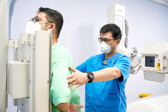 Thích ứng an toàn sau mắc Covid-19 Người bệnh thực hiện các cận lâm sàng để kiểm tra sức khỏe tổng quát sau mắc Covid-19. Ảnh: THÀNH AN